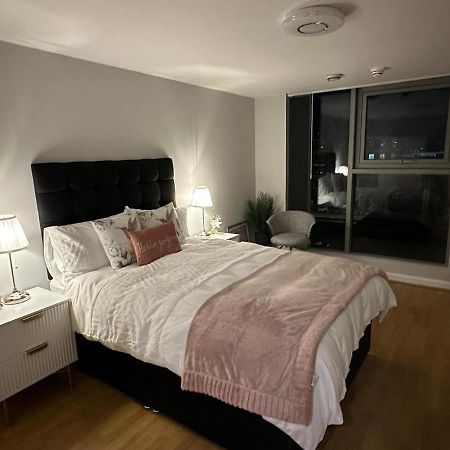 Modern City Centre Apartment In Swindon Zewnętrze zdjęcie