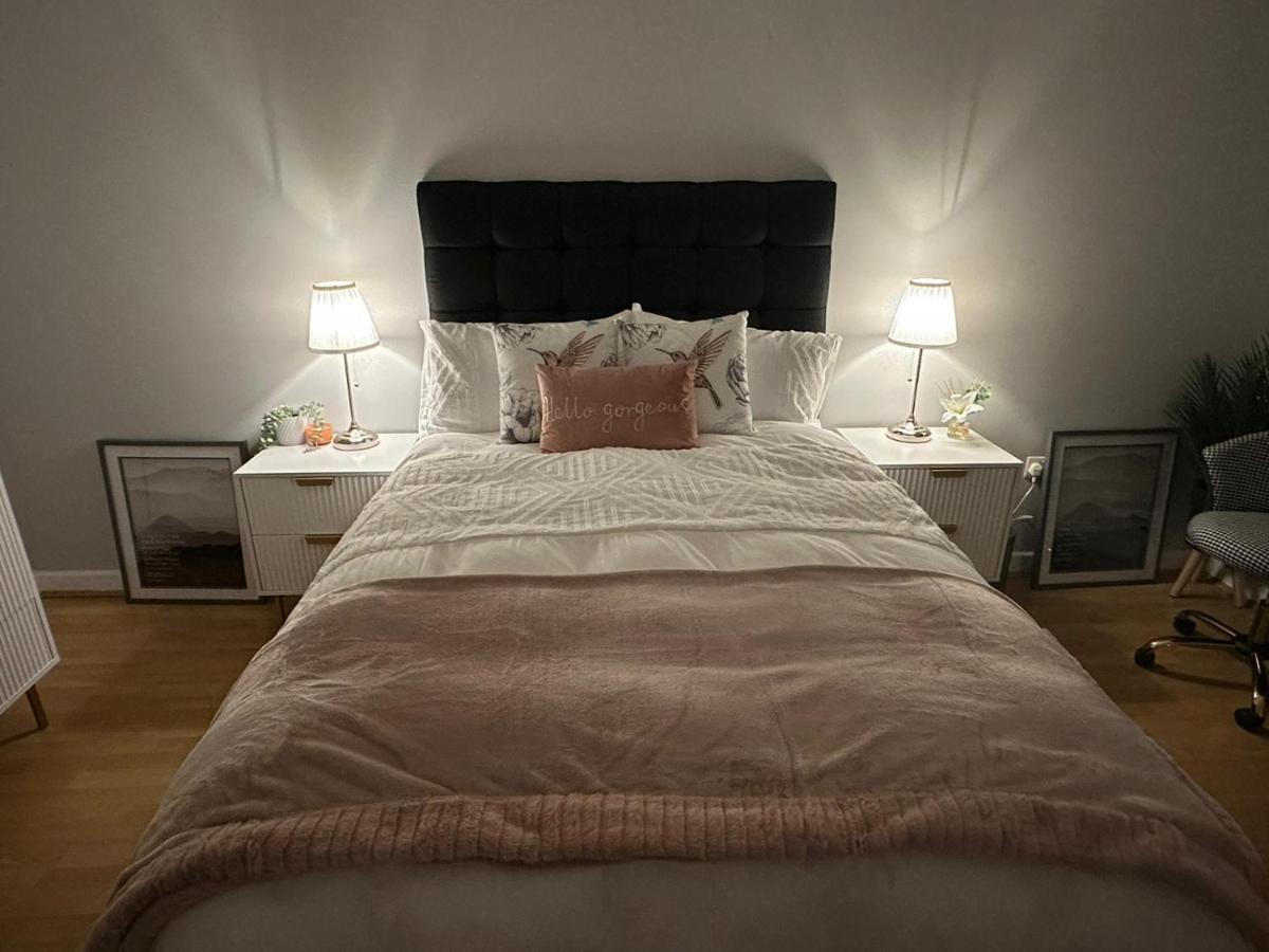 Modern City Centre Apartment In Swindon Zewnętrze zdjęcie
