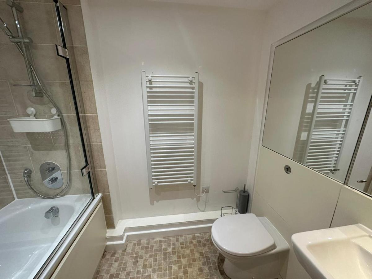 Modern City Centre Apartment In Swindon Zewnętrze zdjęcie