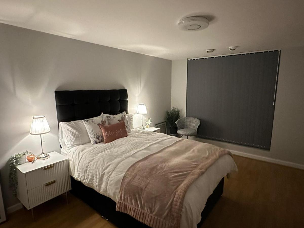 Modern City Centre Apartment In Swindon Zewnętrze zdjęcie