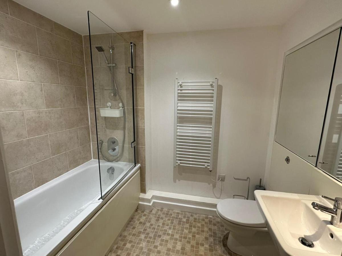 Modern City Centre Apartment In Swindon Zewnętrze zdjęcie