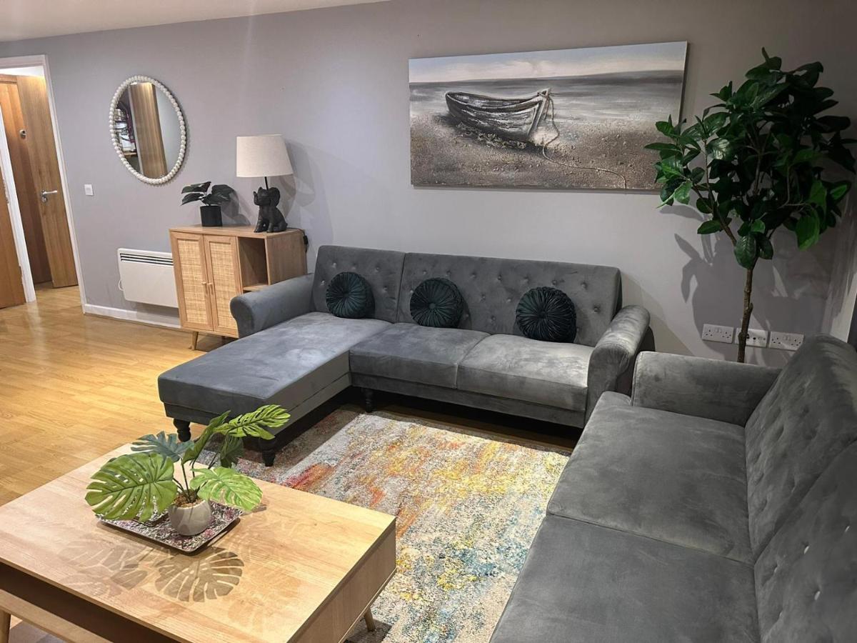 Modern City Centre Apartment In Swindon Zewnętrze zdjęcie