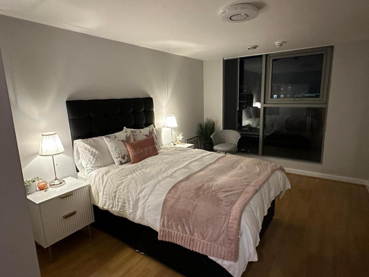 Modern City Centre Apartment In Swindon Zewnętrze zdjęcie