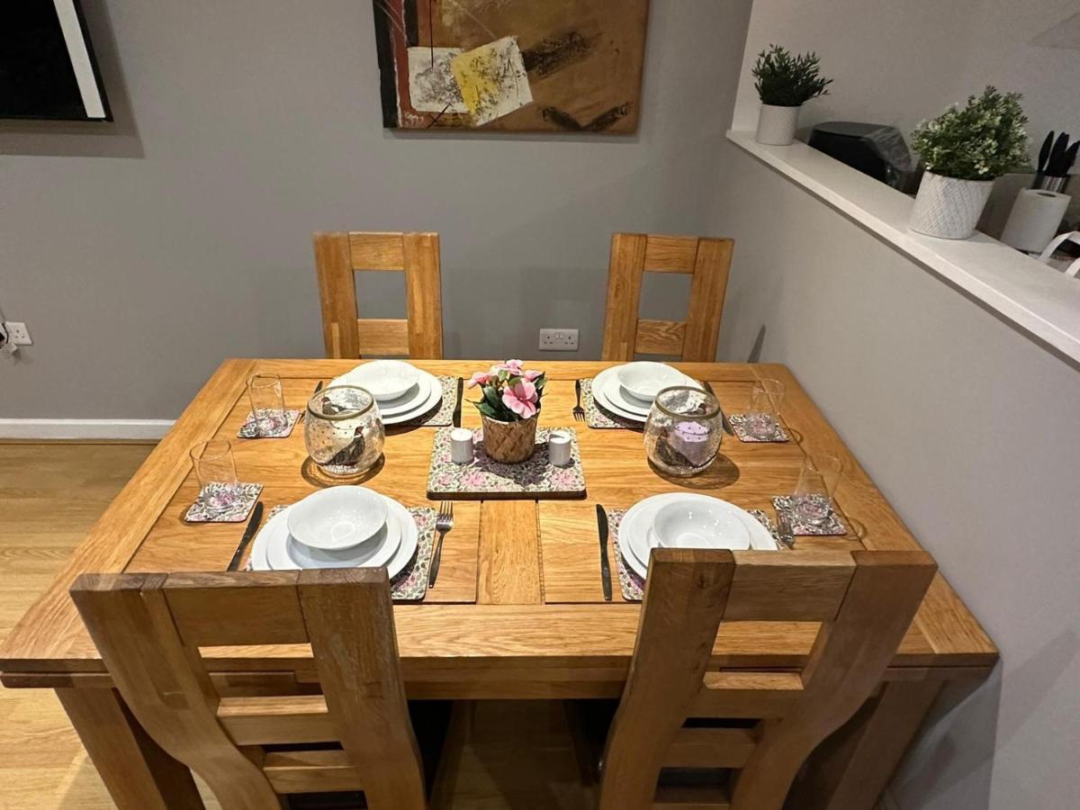 Modern City Centre Apartment In Swindon Zewnętrze zdjęcie