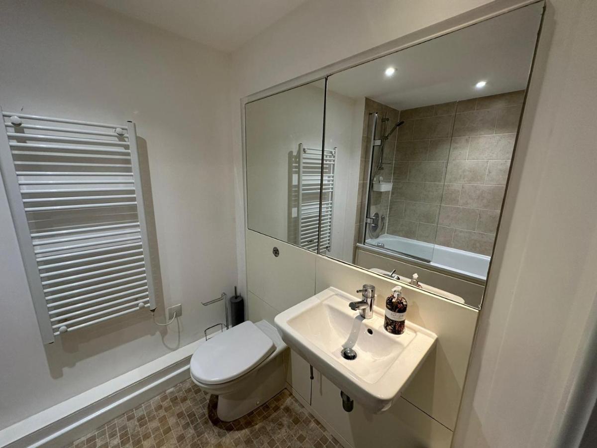 Modern City Centre Apartment In Swindon Zewnętrze zdjęcie