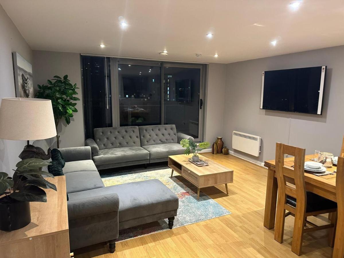 Modern City Centre Apartment In Swindon Zewnętrze zdjęcie