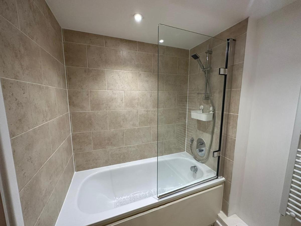 Modern City Centre Apartment In Swindon Zewnętrze zdjęcie